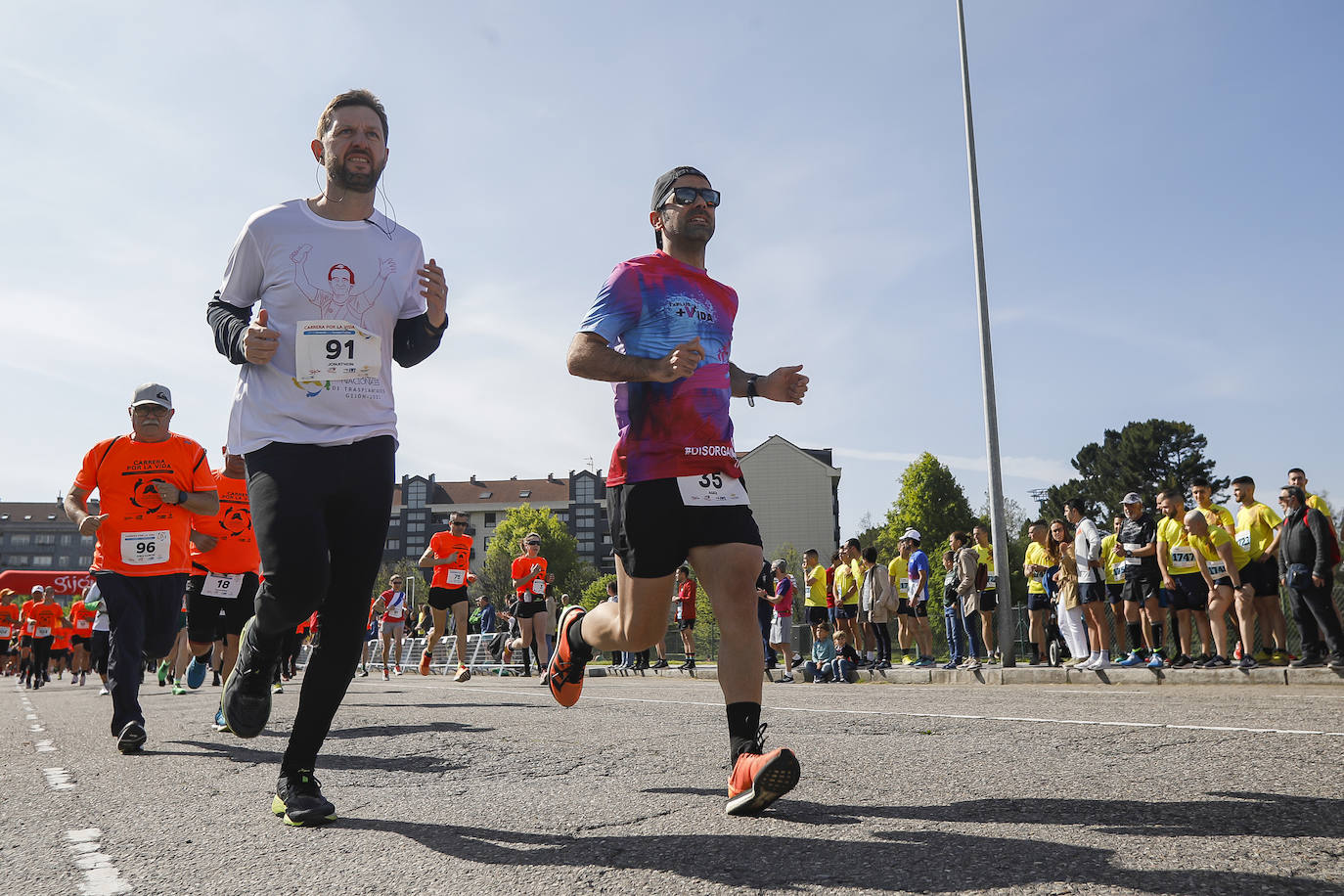 Sin sorpresas. Houssame Eddine y Cristina Silva cumplen con su papel de favoritos en la MBA Media Maratón de Gijón 'Villa de Jovellanos'. Se cumplía una hora, seis minutos y 25 segundos cuando el joven extremeño paralizaba el crono. Habría que esperar diez segundos para que el asturiano Alejandro Onís entrase en segunda posición. Corriendo prácticamente en soledad durante toda la prueba, Silva fue la primera en cruzar la meta al cumplir la hora, 19 minutos y 26 segundos de carrera. Dolores Marco entraba casi un minuto después. Noelia Menéndez completa el podio tras un final agónico en el que Itziar Méndez se queda a las puertas.