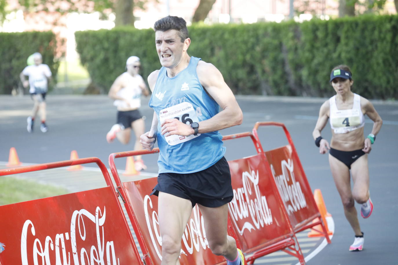 Sin sorpresas. Houssame Eddine y Cristina Silva cumplen con su papel de favoritos en la MBA Media Maratón de Gijón 'Villa de Jovellanos'. Se cumplía una hora, seis minutos y 25 segundos cuando el joven extremeño paralizaba el crono. Habría que esperar diez segundos para que el asturiano Alejandro Onís entrase en segunda posición. Corriendo prácticamente en soledad durante toda la prueba, Silva fue la primera en cruzar la meta al cumplir la hora, 19 minutos y 26 segundos de carrera. Dolores Marco entraba casi un minuto después. Noelia Menéndez completa el podio tras un final agónico en el que Itziar Méndez se queda a las puertas.