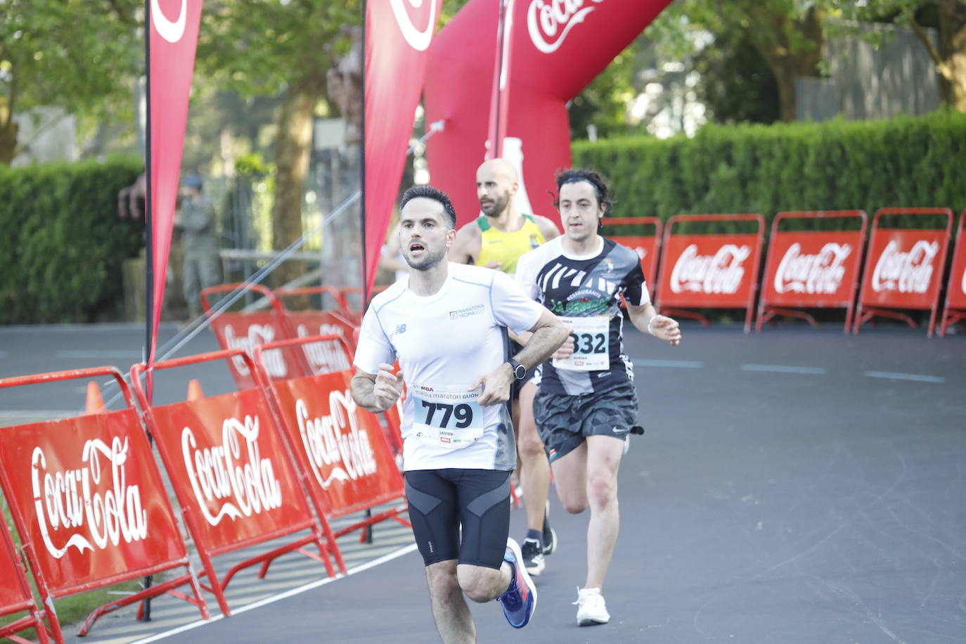 Sin sorpresas. Houssame Eddine y Cristina Silva cumplen con su papel de favoritos en la MBA Media Maratón de Gijón 'Villa de Jovellanos'. Se cumplía una hora, seis minutos y 25 segundos cuando el joven extremeño paralizaba el crono. Habría que esperar diez segundos para que el asturiano Alejandro Onís entrase en segunda posición. Corriendo prácticamente en soledad durante toda la prueba, Silva fue la primera en cruzar la meta al cumplir la hora, 19 minutos y 26 segundos de carrera. Dolores Marco entraba casi un minuto después. Noelia Menéndez completa el podio tras un final agónico en el que Itziar Méndez se queda a las puertas.