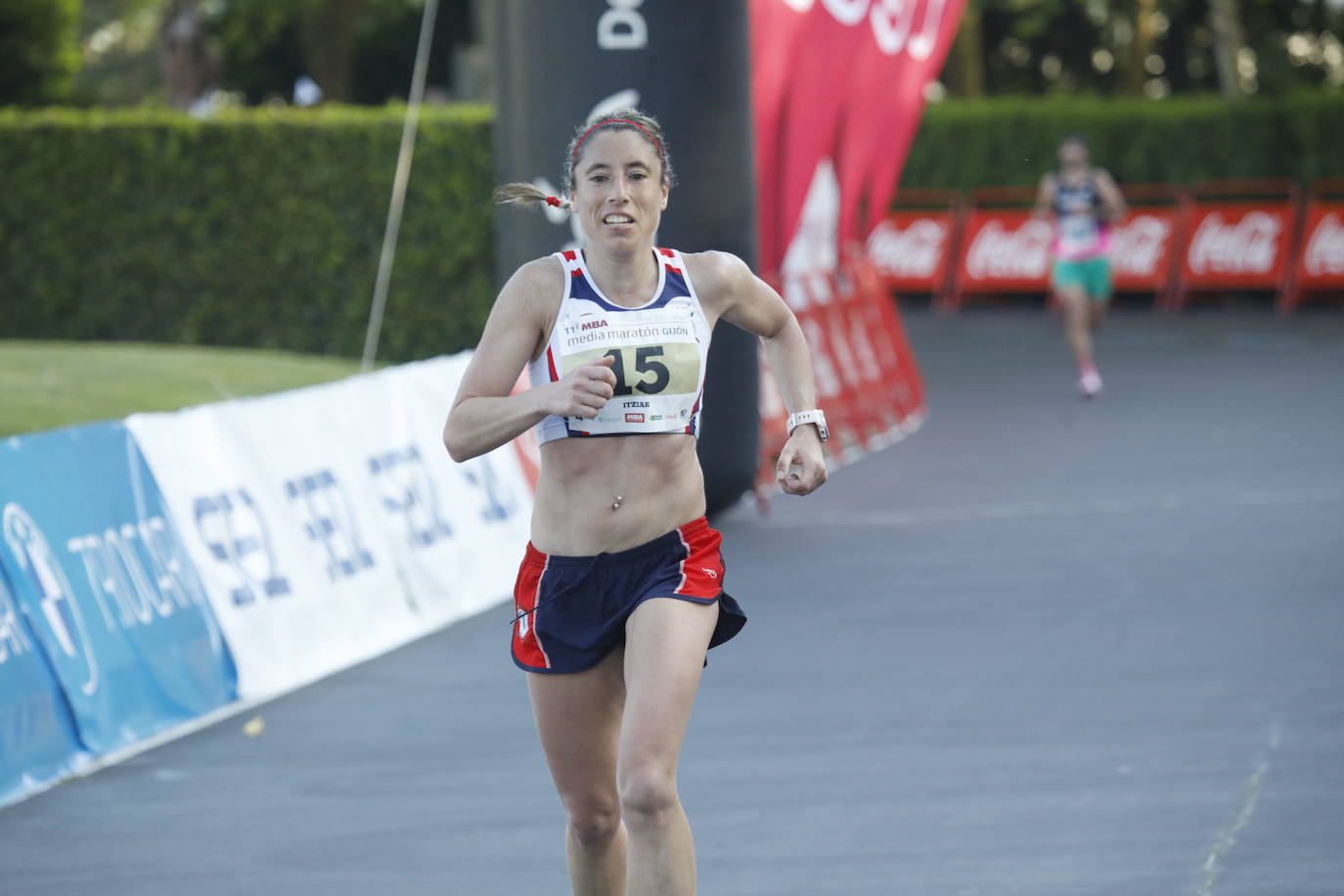 Sin sorpresas. Houssame Eddine y Cristina Silva cumplen con su papel de favoritos en la MBA Media Maratón de Gijón 'Villa de Jovellanos'. Se cumplía una hora, seis minutos y 25 segundos cuando el joven extremeño paralizaba el crono. Habría que esperar diez segundos para que el asturiano Alejandro Onís entrase en segunda posición. Corriendo prácticamente en soledad durante toda la prueba, Silva fue la primera en cruzar la meta al cumplir la hora, 19 minutos y 26 segundos de carrera. Dolores Marco entraba casi un minuto después. Noelia Menéndez completa el podio tras un final agónico en el que Itziar Méndez se queda a las puertas.