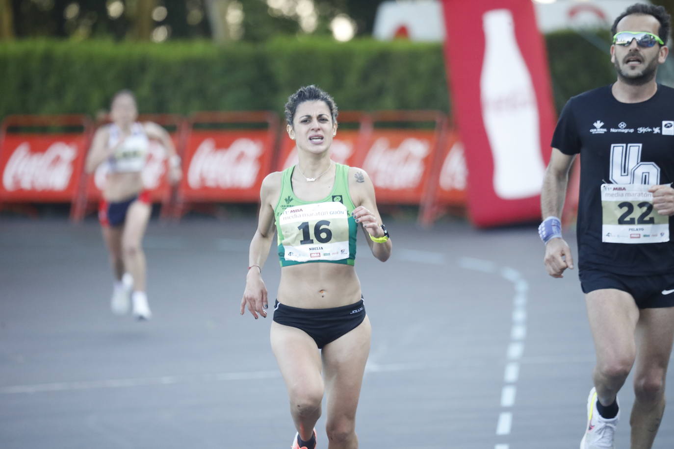 Sin sorpresas. Houssame Eddine y Cristina Silva cumplen con su papel de favoritos en la MBA Media Maratón de Gijón 'Villa de Jovellanos'. Se cumplía una hora, seis minutos y 25 segundos cuando el joven extremeño paralizaba el crono. Habría que esperar diez segundos para que el asturiano Alejandro Onís entrase en segunda posición. Corriendo prácticamente en soledad durante toda la prueba, Silva fue la primera en cruzar la meta al cumplir la hora, 19 minutos y 26 segundos de carrera. Dolores Marco entraba casi un minuto después. Noelia Menéndez completa el podio tras un final agónico en el que Itziar Méndez se queda a las puertas.