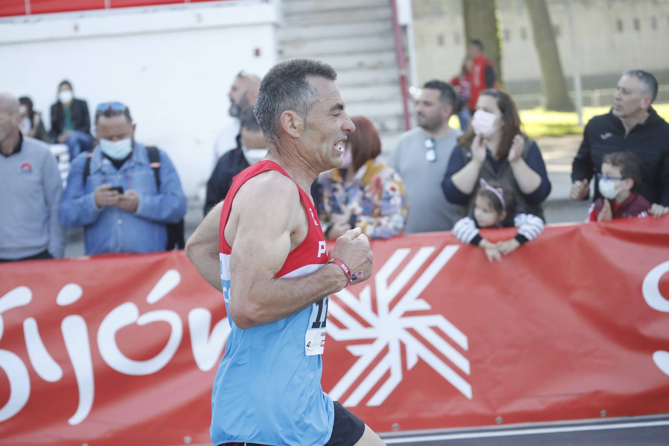 Sin sorpresas. Houssame Eddine y Cristina Silva cumplen con su papel de favoritos en la MBA Media Maratón de Gijón 'Villa de Jovellanos'. Se cumplía una hora, seis minutos y 25 segundos cuando el joven extremeño paralizaba el crono. Habría que esperar diez segundos para que el asturiano Alejandro Onís entrase en segunda posición. Corriendo prácticamente en soledad durante toda la prueba, Silva fue la primera en cruzar la meta al cumplir la hora, 19 minutos y 26 segundos de carrera. Dolores Marco entraba casi un minuto después. Noelia Menéndez completa el podio tras un final agónico en el que Itziar Méndez se queda a las puertas.