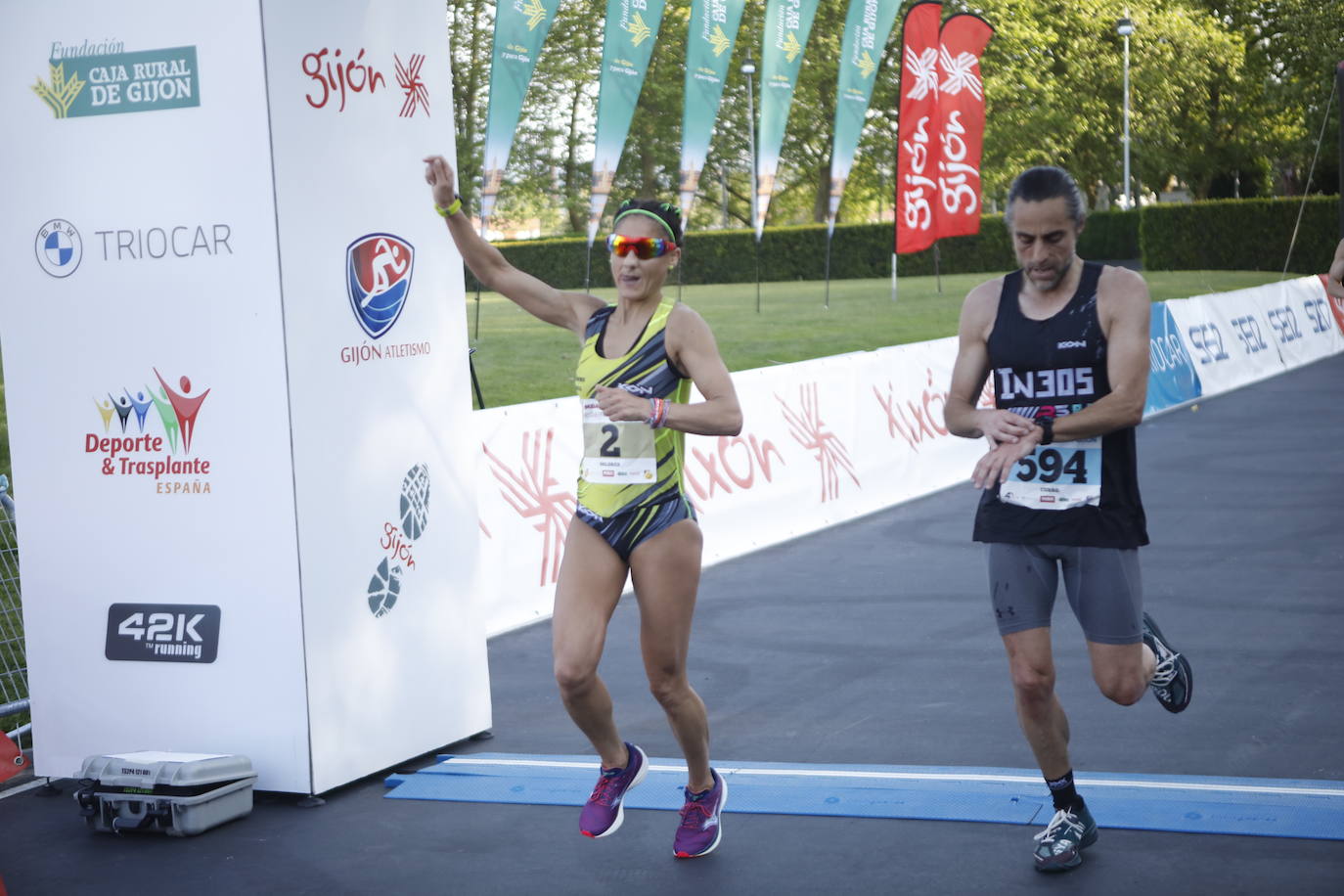 Sin sorpresas. Houssame Eddine y Cristina Silva cumplen con su papel de favoritos en la MBA Media Maratón de Gijón 'Villa de Jovellanos'. Se cumplía una hora, seis minutos y 25 segundos cuando el joven extremeño paralizaba el crono. Habría que esperar diez segundos para que el asturiano Alejandro Onís entrase en segunda posición. Corriendo prácticamente en soledad durante toda la prueba, Silva fue la primera en cruzar la meta al cumplir la hora, 19 minutos y 26 segundos de carrera. Dolores Marco entraba casi un minuto después. Noelia Menéndez completa el podio tras un final agónico en el que Itziar Méndez se queda a las puertas.