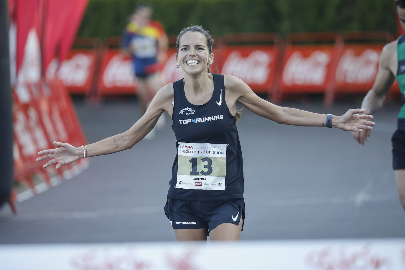 Sin sorpresas. Houssame Eddine y Cristina Silva cumplen con su papel de favoritos en la MBA Media Maratón de Gijón 'Villa de Jovellanos'. Se cumplía una hora, seis minutos y 25 segundos cuando el joven extremeño paralizaba el crono. Habría que esperar diez segundos para que el asturiano Alejandro Onís entrase en segunda posición. Corriendo prácticamente en soledad durante toda la prueba, Silva fue la primera en cruzar la meta al cumplir la hora, 19 minutos y 26 segundos de carrera. Dolores Marco entraba casi un minuto después. Noelia Menéndez completa el podio tras un final agónico en el que Itziar Méndez se queda a las puertas.