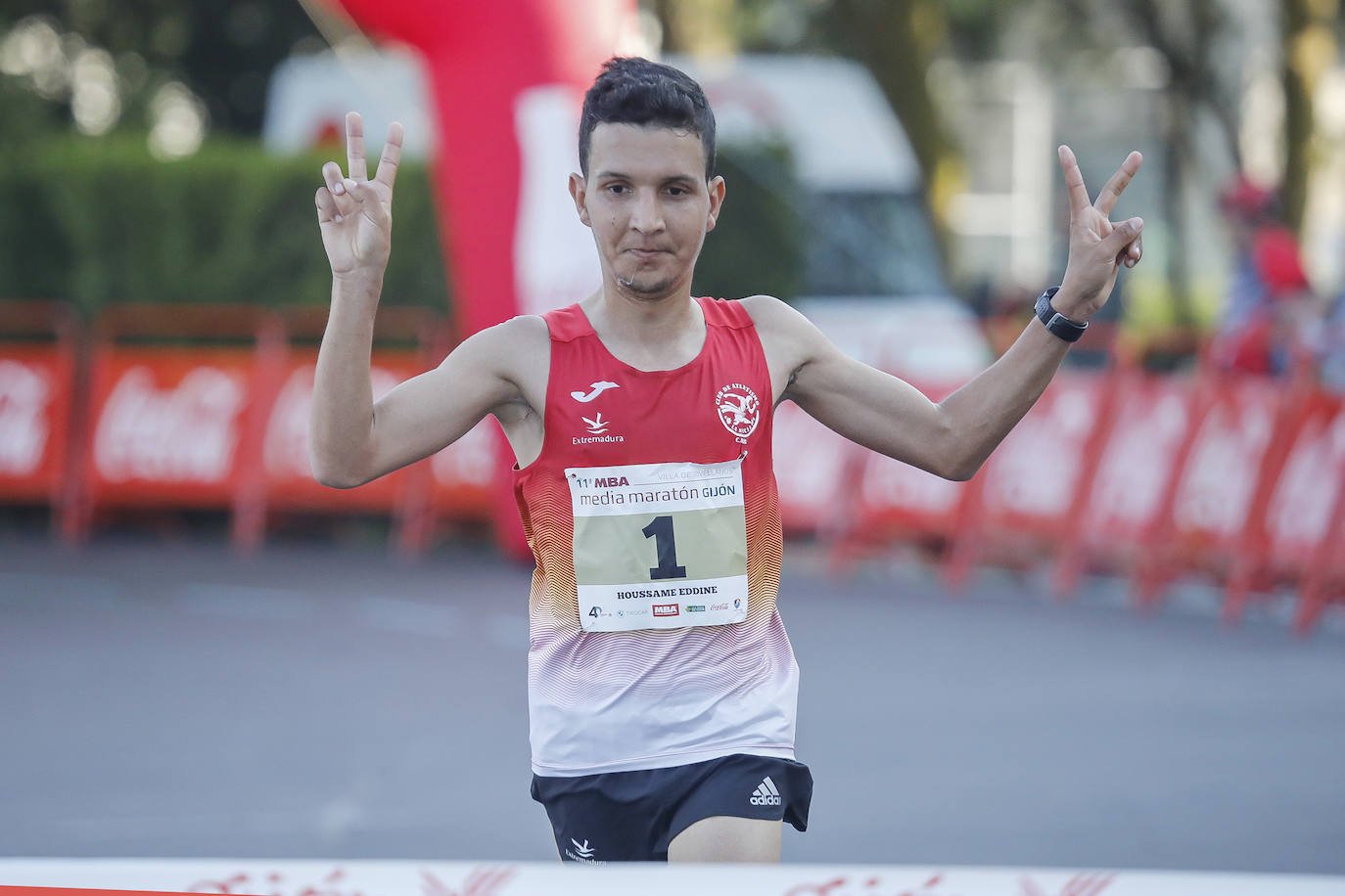 Sin sorpresas. Houssame Eddine y Cristina Silva cumplen con su papel de favoritos en la MBA Media Maratón de Gijón 'Villa de Jovellanos'. Se cumplía una hora, seis minutos y 25 segundos cuando el joven extremeño paralizaba el crono. Habría que esperar diez segundos para que el asturiano Alejandro Onís entrase en segunda posición. Corriendo prácticamente en soledad durante toda la prueba, Silva fue la primera en cruzar la meta al cumplir la hora, 19 minutos y 26 segundos de carrera. Dolores Marco entraba casi un minuto después. Noelia Menéndez completa el podio tras un final agónico en el que Itziar Méndez se queda a las puertas.