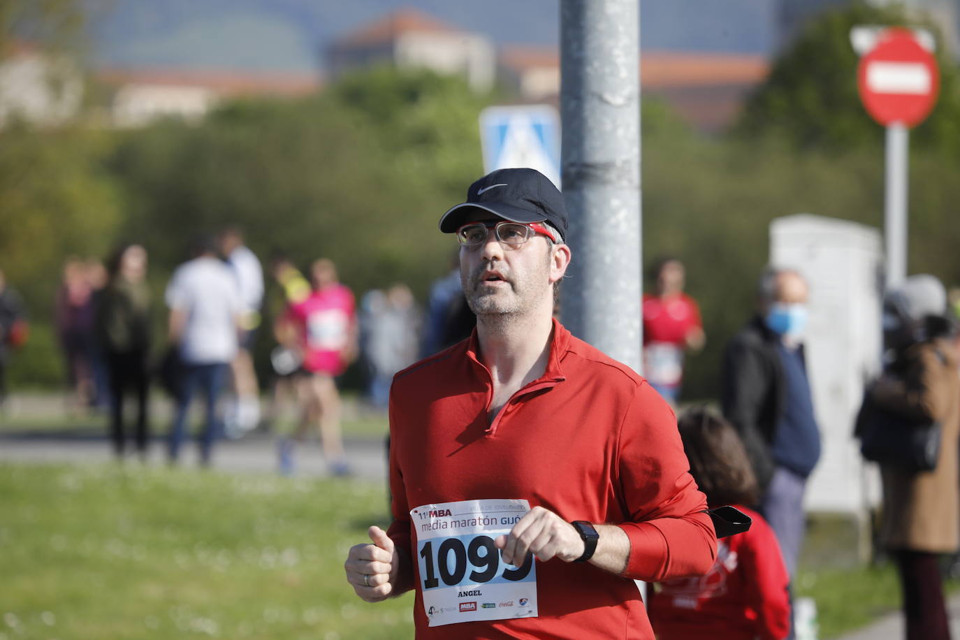 Sin sorpresas. Houssame Eddine y Cristina Silva cumplen con su papel de favoritos en la MBA Media Maratón de Gijón 'Villa de Jovellanos'. Se cumplía una hora, seis minutos y 25 segundos cuando el joven extremeño paralizaba el crono. Habría que esperar diez segundos para que el asturiano Alejandro Onís entrase en segunda posición. Corriendo prácticamente en soledad durante toda la prueba, Silva fue la primera en cruzar la meta al cumplir la hora, 19 minutos y 26 segundos de carrera. Dolores Marco entraba casi un minuto después. Noelia Menéndez completa el podio tras un final agónico en el que Itziar Méndez se queda a las puertas.