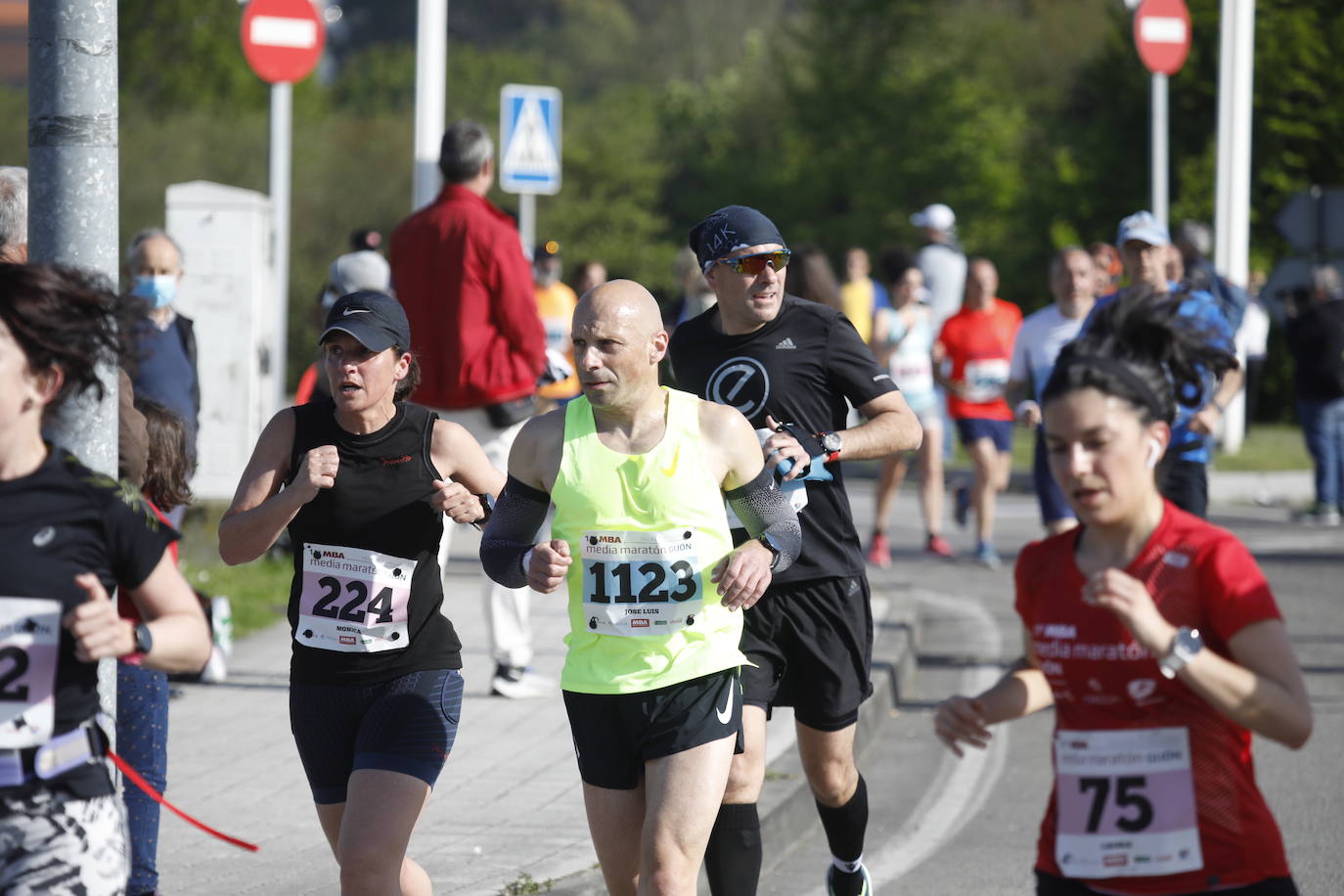 Sin sorpresas. Houssame Eddine y Cristina Silva cumplen con su papel de favoritos en la MBA Media Maratón de Gijón 'Villa de Jovellanos'. Se cumplía una hora, seis minutos y 25 segundos cuando el joven extremeño paralizaba el crono. Habría que esperar diez segundos para que el asturiano Alejandro Onís entrase en segunda posición. Corriendo prácticamente en soledad durante toda la prueba, Silva fue la primera en cruzar la meta al cumplir la hora, 19 minutos y 26 segundos de carrera. Dolores Marco entraba casi un minuto después. Noelia Menéndez completa el podio tras un final agónico en el que Itziar Méndez se queda a las puertas.