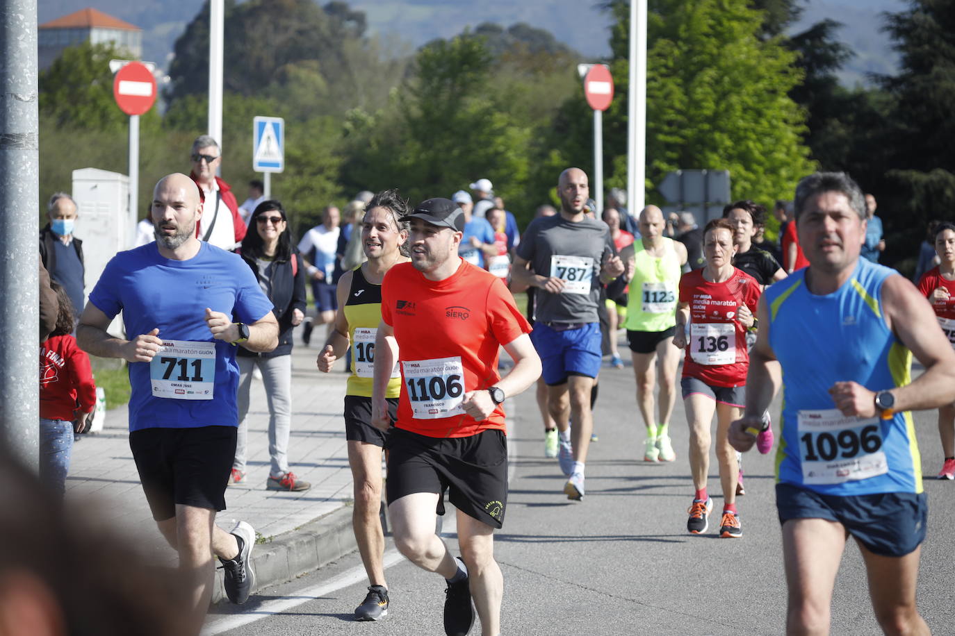 Sin sorpresas. Houssame Eddine y Cristina Silva cumplen con su papel de favoritos en la MBA Media Maratón de Gijón 'Villa de Jovellanos'. Se cumplía una hora, seis minutos y 25 segundos cuando el joven extremeño paralizaba el crono. Habría que esperar diez segundos para que el asturiano Alejandro Onís entrase en segunda posición. Corriendo prácticamente en soledad durante toda la prueba, Silva fue la primera en cruzar la meta al cumplir la hora, 19 minutos y 26 segundos de carrera. Dolores Marco entraba casi un minuto después. Noelia Menéndez completa el podio tras un final agónico en el que Itziar Méndez se queda a las puertas.