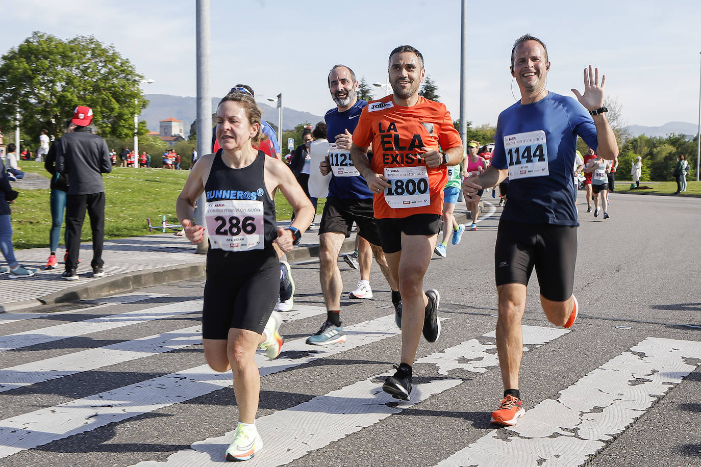 Sin sorpresas. Houssame Eddine y Cristina Silva cumplen con su papel de favoritos en la MBA Media Maratón de Gijón 'Villa de Jovellanos'. Se cumplía una hora, seis minutos y 25 segundos cuando el joven extremeño paralizaba el crono. Habría que esperar diez segundos para que el asturiano Alejandro Onís entrase en segunda posición. Corriendo prácticamente en soledad durante toda la prueba, Silva fue la primera en cruzar la meta al cumplir la hora, 19 minutos y 26 segundos de carrera. Dolores Marco entraba casi un minuto después. Noelia Menéndez completa el podio tras un final agónico en el que Itziar Méndez se queda a las puertas.