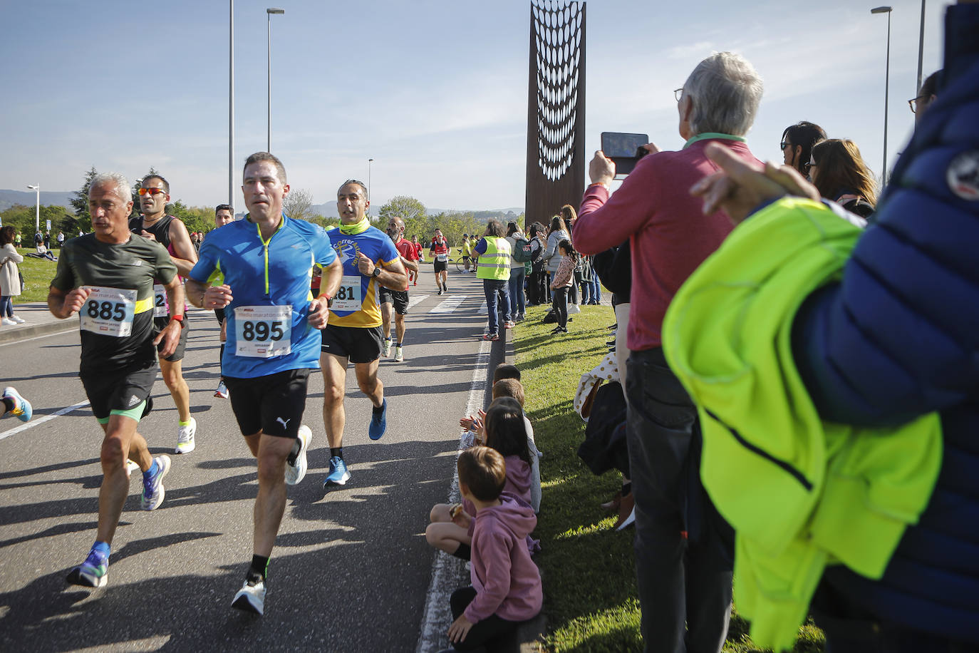 Sin sorpresas. Houssame Eddine y Cristina Silva cumplen con su papel de favoritos en la MBA Media Maratón de Gijón 'Villa de Jovellanos'. Se cumplía una hora, seis minutos y 25 segundos cuando el joven extremeño paralizaba el crono. Habría que esperar diez segundos para que el asturiano Alejandro Onís entrase en segunda posición. Corriendo prácticamente en soledad durante toda la prueba, Silva fue la primera en cruzar la meta al cumplir la hora, 19 minutos y 26 segundos de carrera. Dolores Marco entraba casi un minuto después. Noelia Menéndez completa el podio tras un final agónico en el que Itziar Méndez se queda a las puertas.