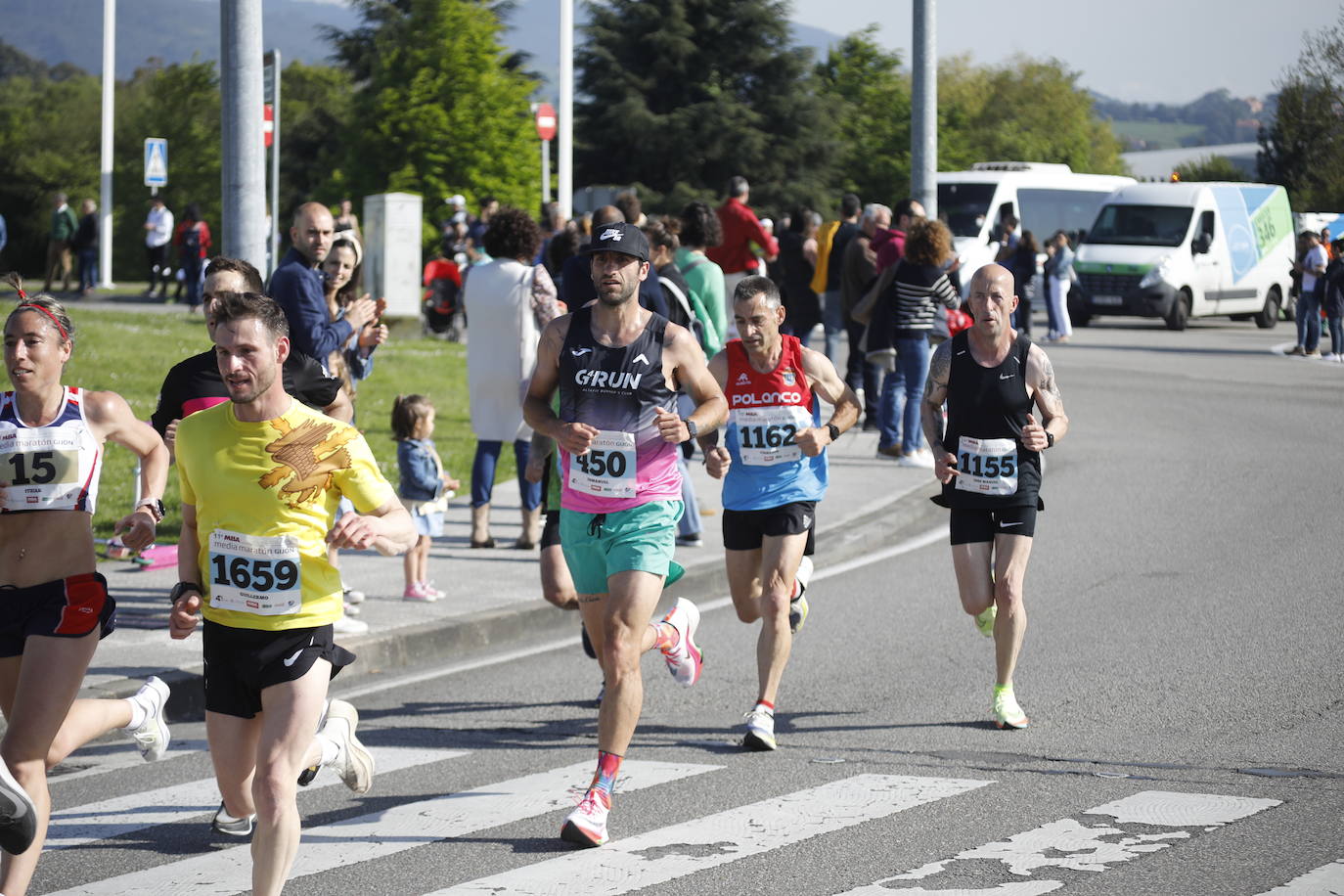 Sin sorpresas. Houssame Eddine y Cristina Silva cumplen con su papel de favoritos en la MBA Media Maratón de Gijón 'Villa de Jovellanos'. Se cumplía una hora, seis minutos y 25 segundos cuando el joven extremeño paralizaba el crono. Habría que esperar diez segundos para que el asturiano Alejandro Onís entrase en segunda posición. Corriendo prácticamente en soledad durante toda la prueba, Silva fue la primera en cruzar la meta al cumplir la hora, 19 minutos y 26 segundos de carrera. Dolores Marco entraba casi un minuto después. Noelia Menéndez completa el podio tras un final agónico en el que Itziar Méndez se queda a las puertas.