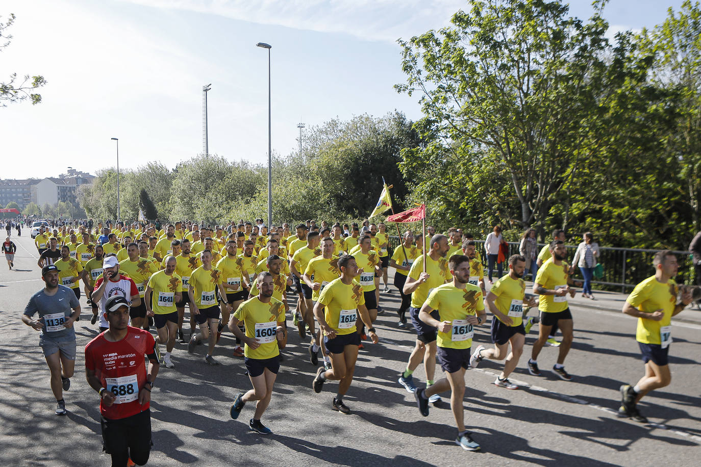 Sin sorpresas. Houssame Eddine y Cristina Silva cumplen con su papel de favoritos en la MBA Media Maratón de Gijón 'Villa de Jovellanos'. Se cumplía una hora, seis minutos y 25 segundos cuando el joven extremeño paralizaba el crono. Habría que esperar diez segundos para que el asturiano Alejandro Onís entrase en segunda posición. Corriendo prácticamente en soledad durante toda la prueba, Silva fue la primera en cruzar la meta al cumplir la hora, 19 minutos y 26 segundos de carrera. Dolores Marco entraba casi un minuto después. Noelia Menéndez completa el podio tras un final agónico en el que Itziar Méndez se queda a las puertas.