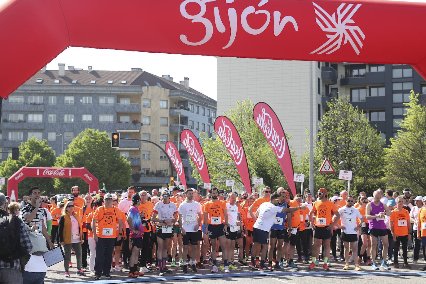 Sin sorpresas. Houssame Eddine y Cristina Silva cumplen con su papel de favoritos en la MBA Media Maratón de Gijón 'Villa de Jovellanos'. Se cumplía una hora, seis minutos y 25 segundos cuando el joven extremeño paralizaba el crono. Habría que esperar diez segundos para que el asturiano Alejandro Onís entrase en segunda posición. Corriendo prácticamente en soledad durante toda la prueba, Silva fue la primera en cruzar la meta al cumplir la hora, 19 minutos y 26 segundos de carrera. Dolores Marco entraba casi un minuto después. Noelia Menéndez completa el podio tras un final agónico en el que Itziar Méndez se queda a las puertas.