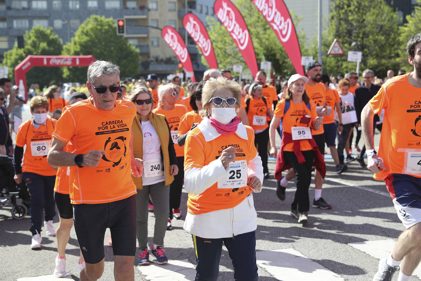 Sin sorpresas. Houssame Eddine y Cristina Silva cumplen con su papel de favoritos en la MBA Media Maratón de Gijón 'Villa de Jovellanos'. Se cumplía una hora, seis minutos y 25 segundos cuando el joven extremeño paralizaba el crono. Habría que esperar diez segundos para que el asturiano Alejandro Onís entrase en segunda posición. Corriendo prácticamente en soledad durante toda la prueba, Silva fue la primera en cruzar la meta al cumplir la hora, 19 minutos y 26 segundos de carrera. Dolores Marco entraba casi un minuto después. Noelia Menéndez completa el podio tras un final agónico en el que Itziar Méndez se queda a las puertas.