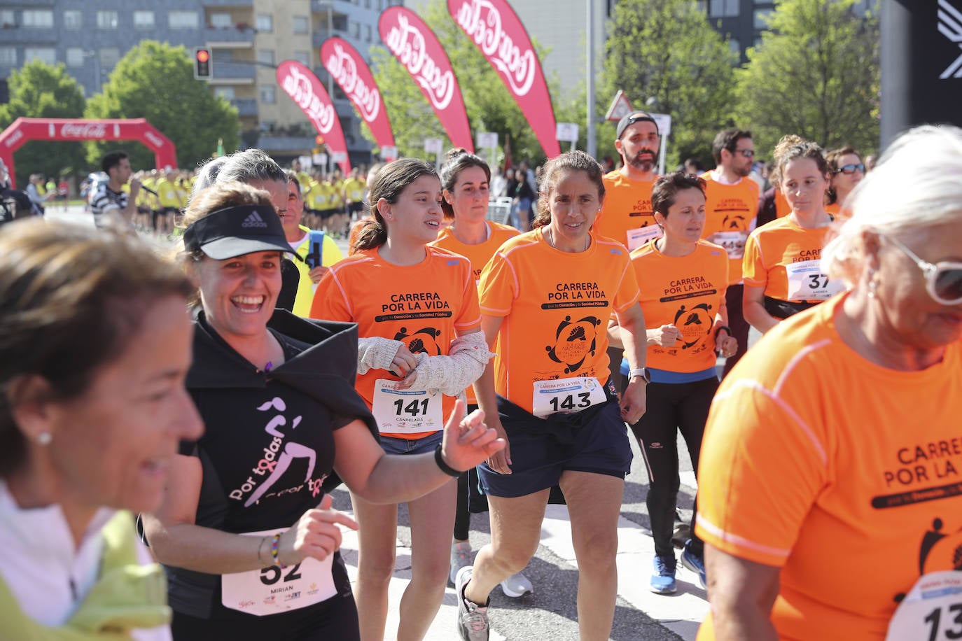 Sin sorpresas. Houssame Eddine y Cristina Silva cumplen con su papel de favoritos en la MBA Media Maratón de Gijón 'Villa de Jovellanos'. Se cumplía una hora, seis minutos y 25 segundos cuando el joven extremeño paralizaba el crono. Habría que esperar diez segundos para que el asturiano Alejandro Onís entrase en segunda posición. Corriendo prácticamente en soledad durante toda la prueba, Silva fue la primera en cruzar la meta al cumplir la hora, 19 minutos y 26 segundos de carrera. Dolores Marco entraba casi un minuto después. Noelia Menéndez completa el podio tras un final agónico en el que Itziar Méndez se queda a las puertas.