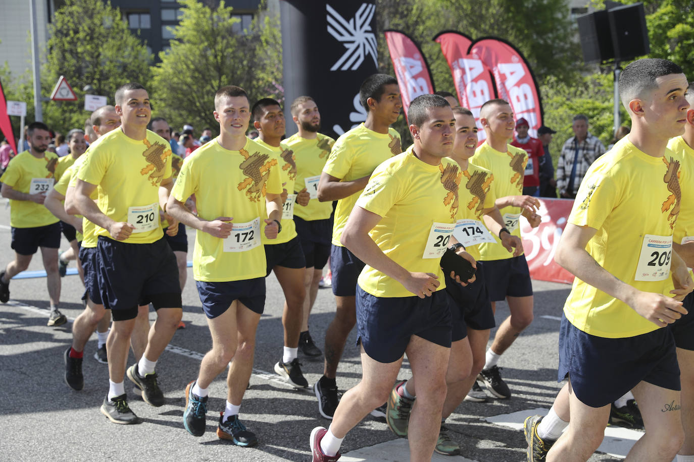 Sin sorpresas. Houssame Eddine y Cristina Silva cumplen con su papel de favoritos en la MBA Media Maratón de Gijón 'Villa de Jovellanos'. Se cumplía una hora, seis minutos y 25 segundos cuando el joven extremeño paralizaba el crono. Habría que esperar diez segundos para que el asturiano Alejandro Onís entrase en segunda posición. Corriendo prácticamente en soledad durante toda la prueba, Silva fue la primera en cruzar la meta al cumplir la hora, 19 minutos y 26 segundos de carrera. Dolores Marco entraba casi un minuto después. Noelia Menéndez completa el podio tras un final agónico en el que Itziar Méndez se queda a las puertas.