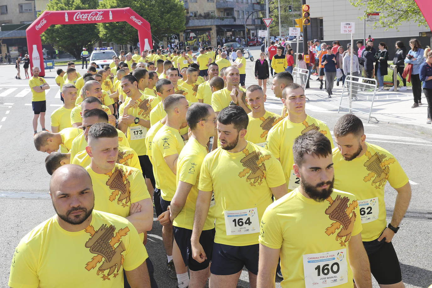 Sin sorpresas. Houssame Eddine y Cristina Silva cumplen con su papel de favoritos en la MBA Media Maratón de Gijón 'Villa de Jovellanos'. Se cumplía una hora, seis minutos y 25 segundos cuando el joven extremeño paralizaba el crono. Habría que esperar diez segundos para que el asturiano Alejandro Onís entrase en segunda posición. Corriendo prácticamente en soledad durante toda la prueba, Silva fue la primera en cruzar la meta al cumplir la hora, 19 minutos y 26 segundos de carrera. Dolores Marco entraba casi un minuto después. Noelia Menéndez completa el podio tras un final agónico en el que Itziar Méndez se queda a las puertas.