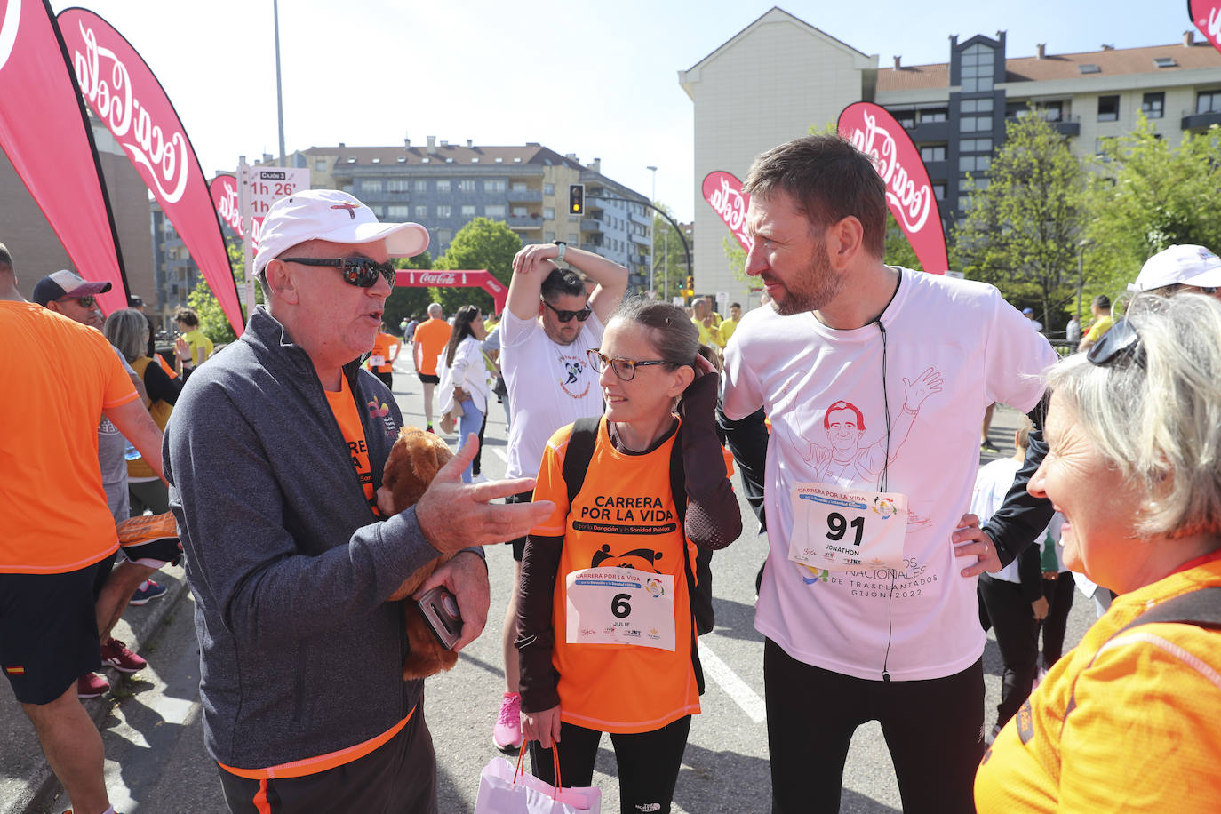 Sin sorpresas. Houssame Eddine y Cristina Silva cumplen con su papel de favoritos en la MBA Media Maratón de Gijón 'Villa de Jovellanos'. Se cumplía una hora, seis minutos y 25 segundos cuando el joven extremeño paralizaba el crono. Habría que esperar diez segundos para que el asturiano Alejandro Onís entrase en segunda posición. Corriendo prácticamente en soledad durante toda la prueba, Silva fue la primera en cruzar la meta al cumplir la hora, 19 minutos y 26 segundos de carrera. Dolores Marco entraba casi un minuto después. Noelia Menéndez completa el podio tras un final agónico en el que Itziar Méndez se queda a las puertas.