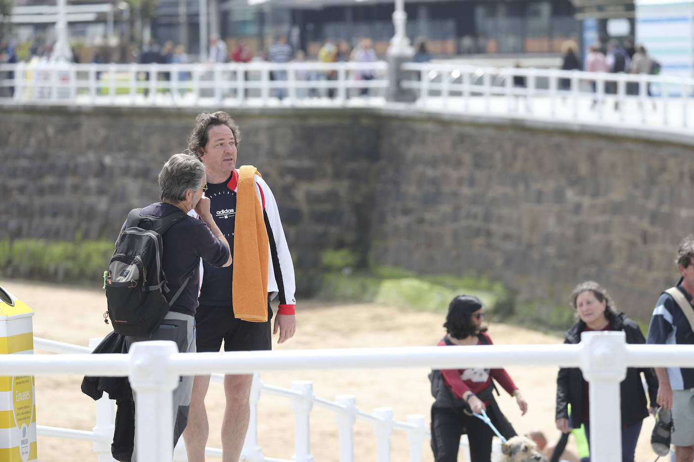 La playa gijonesa de San Lorenzo se ha llenado de perros este sábado, último día antes del inicio de la temporada de baños, periodo en el que los canes no pueden acceder al arenal. 