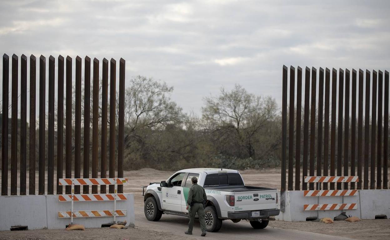 Un vehículo de la patrulla de fronteras de Texas junto al muro que separa EE UU der México.