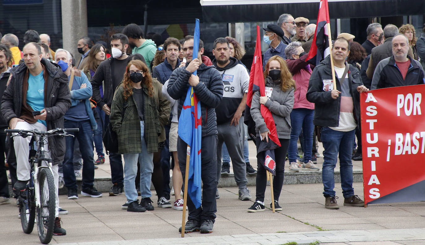 Centenares de personas se han manifestado en Gijón en este Primero de Mayo convocados por los sindicatos minoritarios del Principado 
