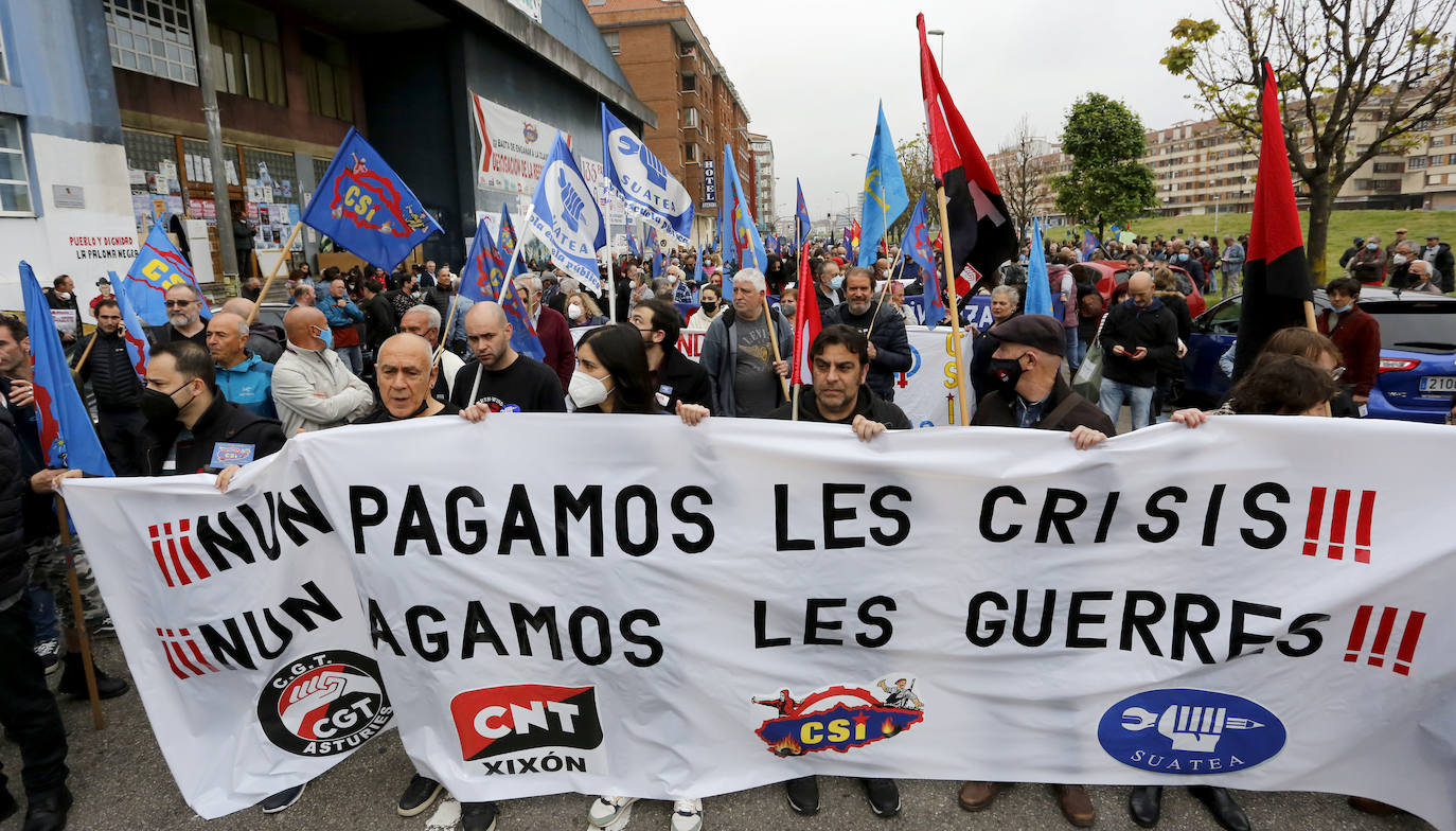 Centenares de personas se han manifestado en Gijón en este Primero de Mayo convocados por los sindicatos minoritarios del Principado 