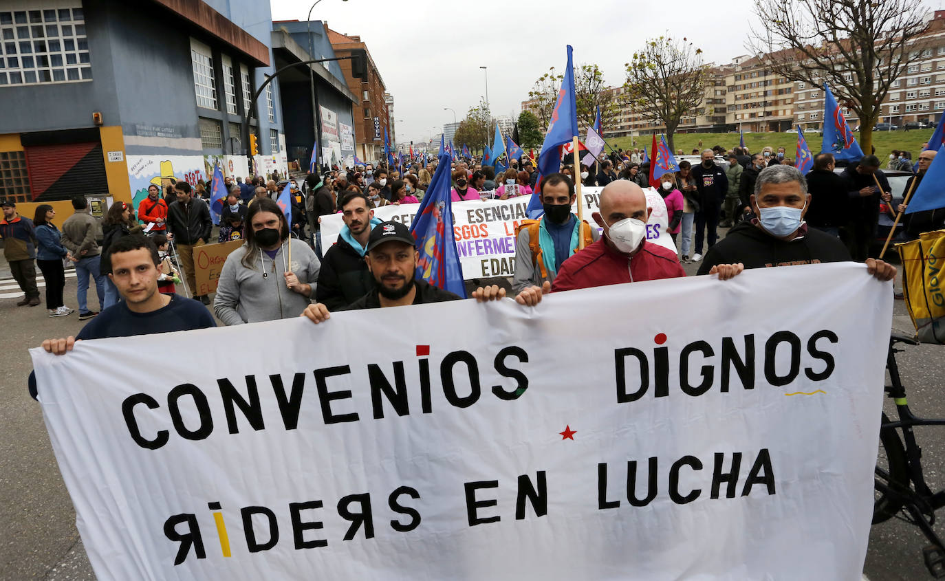 Centenares de personas se han manifestado en Gijón en este Primero de Mayo convocados por los sindicatos minoritarios del Principado 