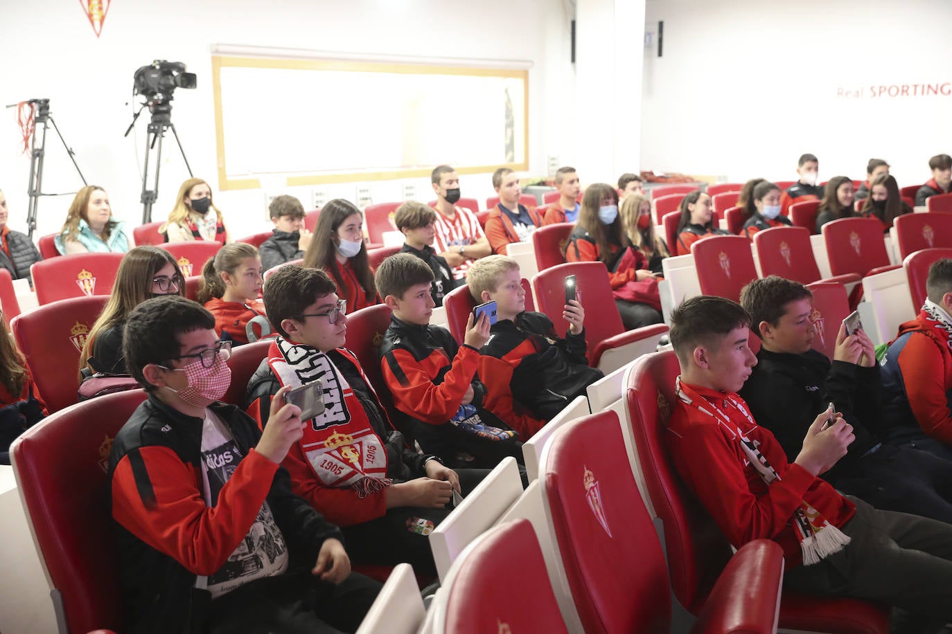 Dos grupos de 45 menores cada uno han participado este domingo en las visitas guiadas a El Molinón 