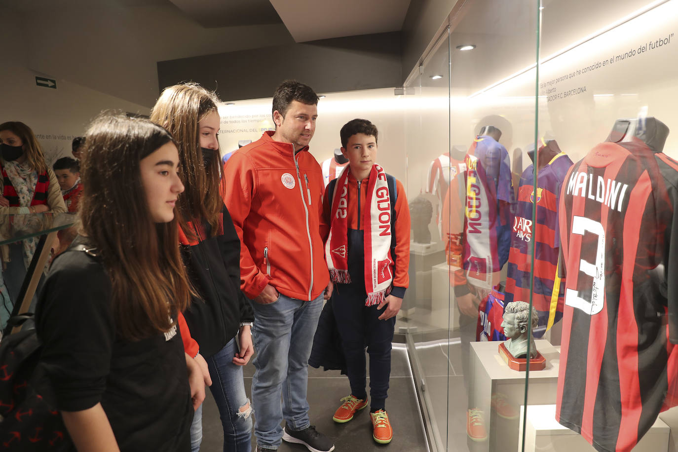 Dos grupos de 45 menores cada uno han participado este domingo en las visitas guiadas a El Molinón 