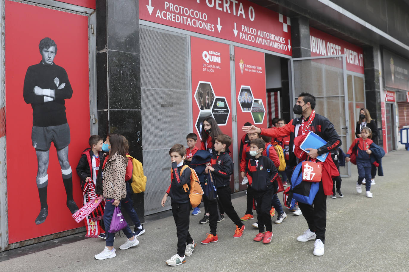 Dos grupos de 45 menores cada uno han participado este domingo en las visitas guiadas a El Molinón 