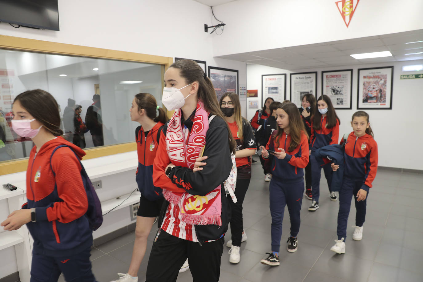 Dos grupos de 45 menores cada uno han participado este domingo en las visitas guiadas a El Molinón 