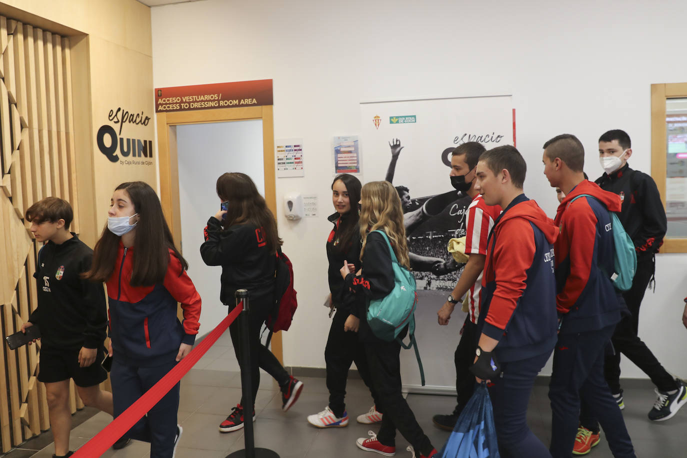 Dos grupos de 45 menores cada uno han participado este domingo en las visitas guiadas a El Molinón 