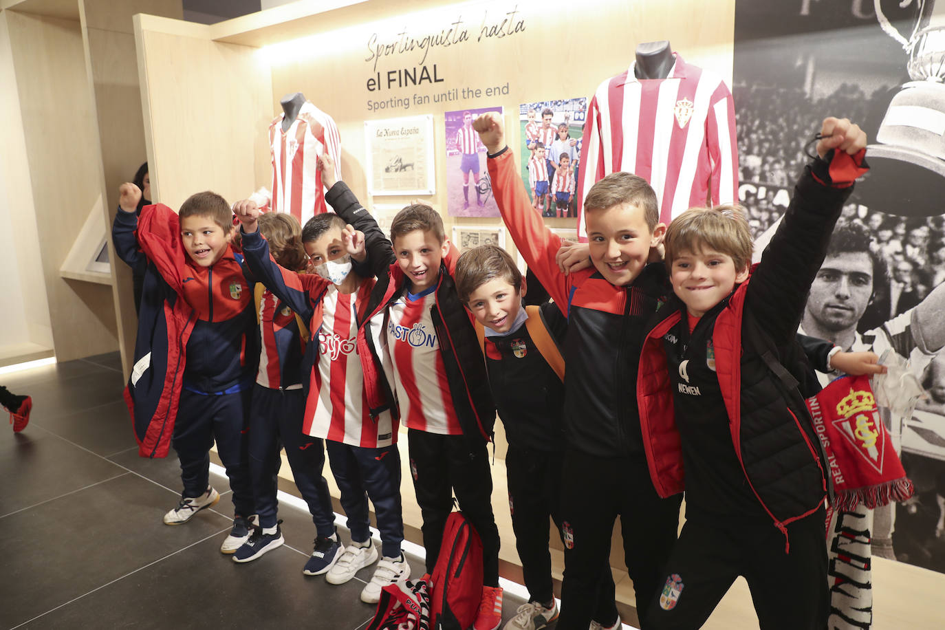 Dos grupos de 45 menores cada uno han participado este domingo en las visitas guiadas a El Molinón 