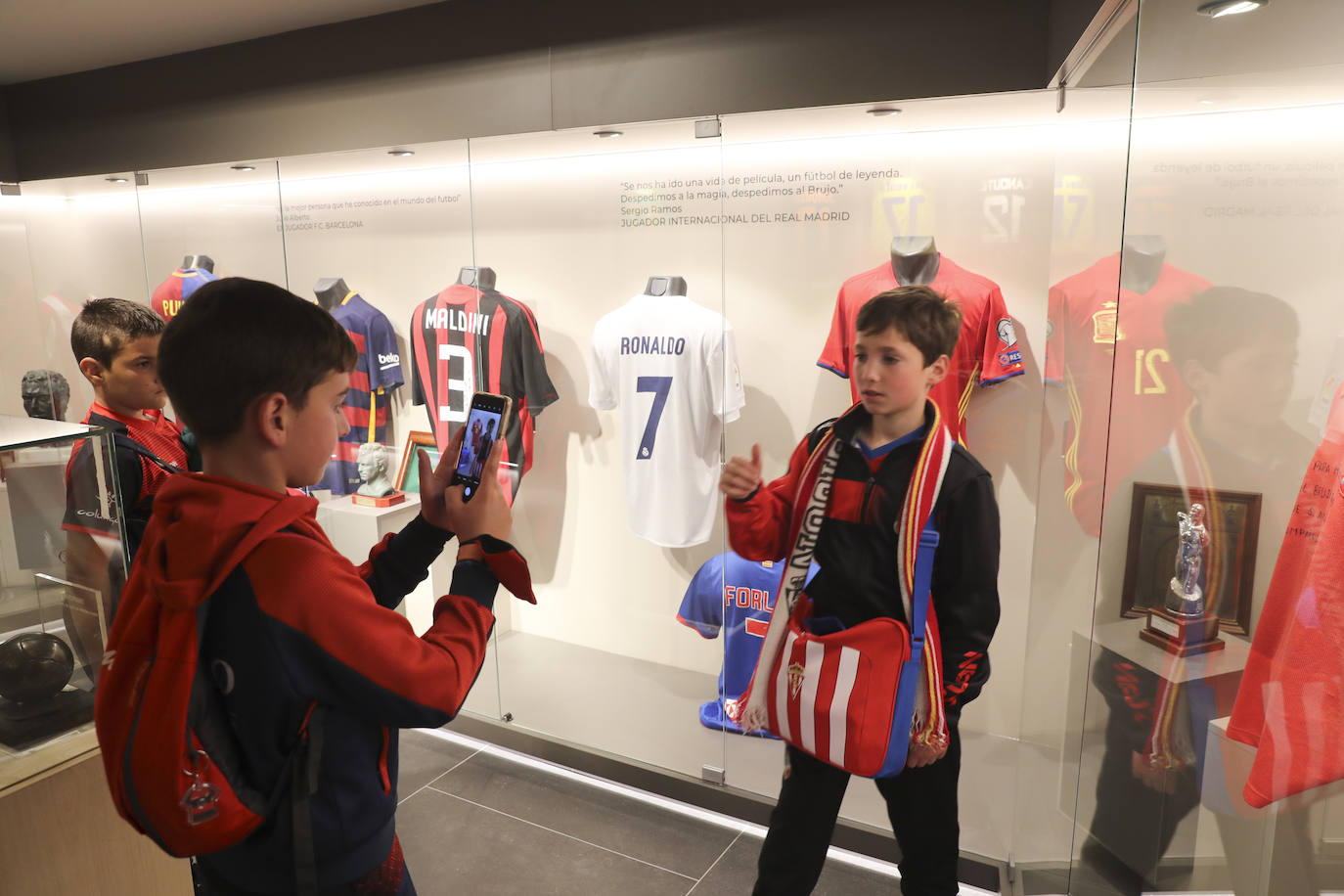 Dos grupos de 45 menores cada uno han participado este domingo en las visitas guiadas a El Molinón 