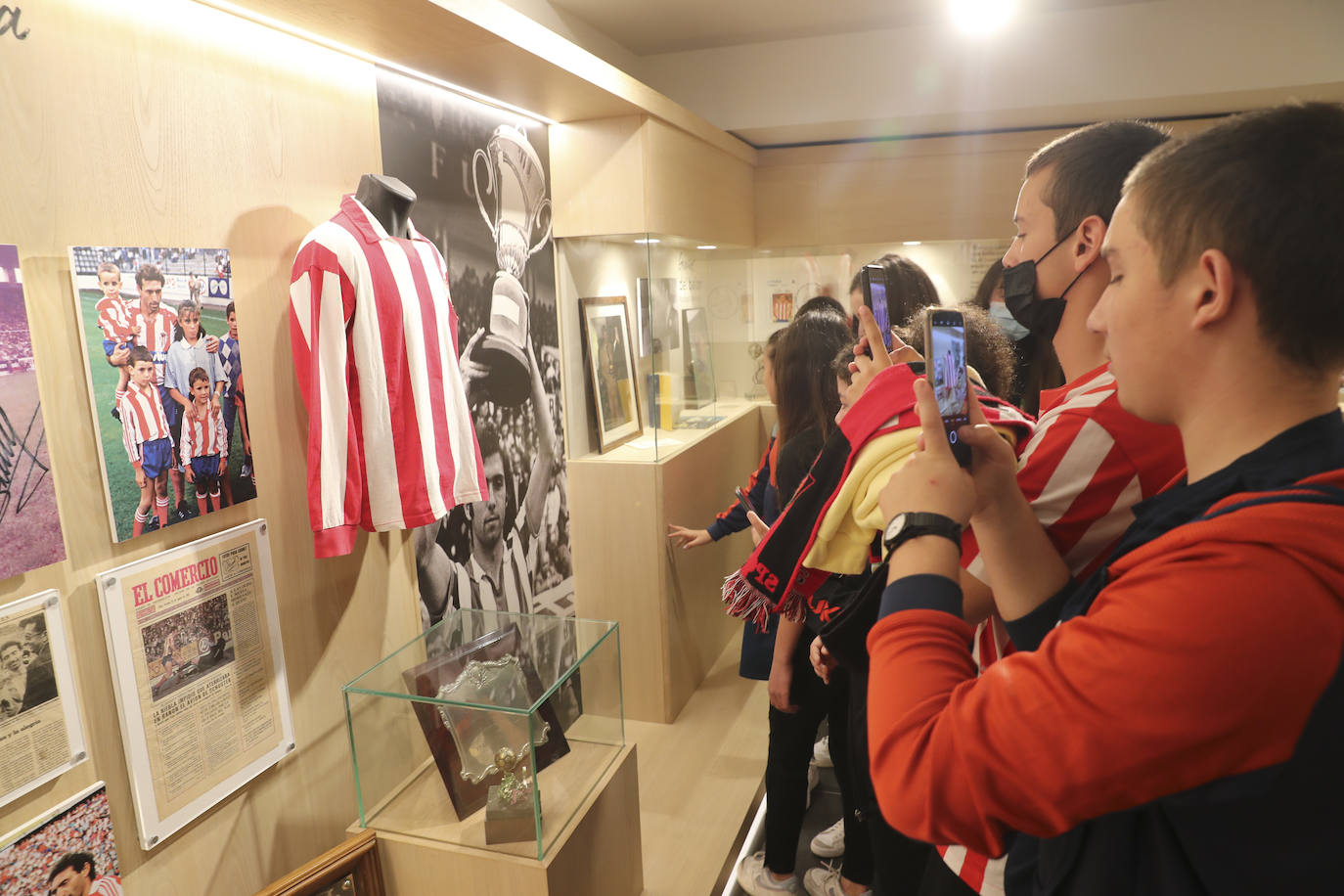 Dos grupos de 45 menores cada uno han participado este domingo en las visitas guiadas a El Molinón 