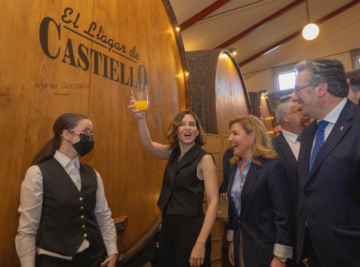 Ayuso brinda con sidra junto a la presidenta del PP asturiano, Teresa Mallada, y el diputado Pablo González. 