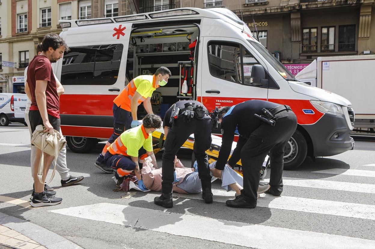 Auxilio a la mujer de 69 años atropellada en Constitución. 