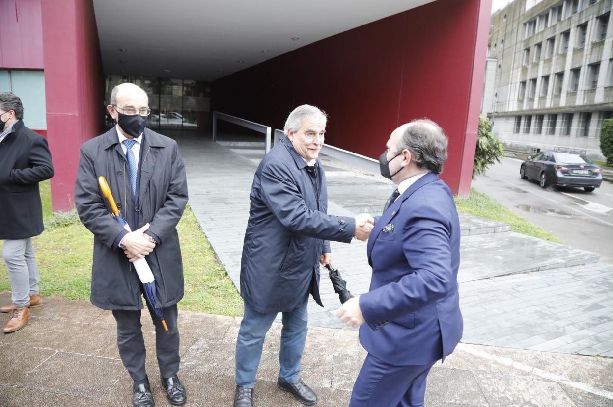 El alcalde de Mieres, Aníbal Vázquez, con el rector de la Universidad en una reciente visita de este último al campus de Barredo. 