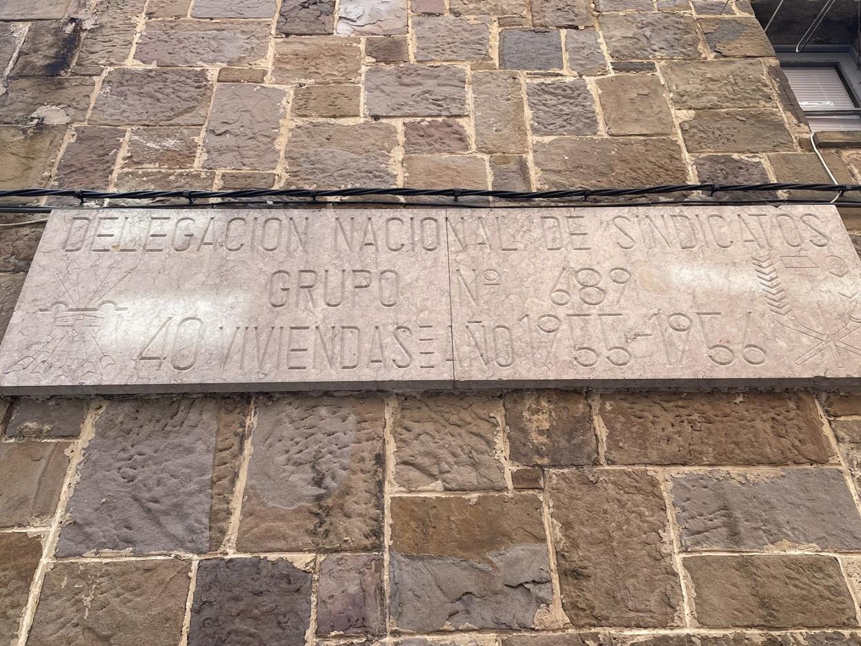 Placa con el yugo y las flechas que los falangistas tomaron de los Reyes Católicos y que permanece en la barriada de Santa Inés, en la avenida de San Frechoso, en Sotrondio.
