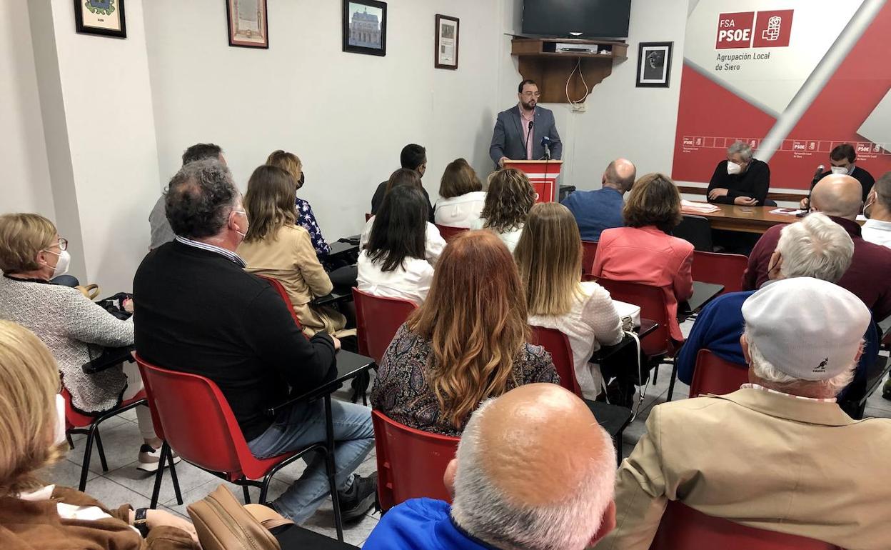 Barbón, en su intervención en el congreso local de la agrupación socialista de Siero.