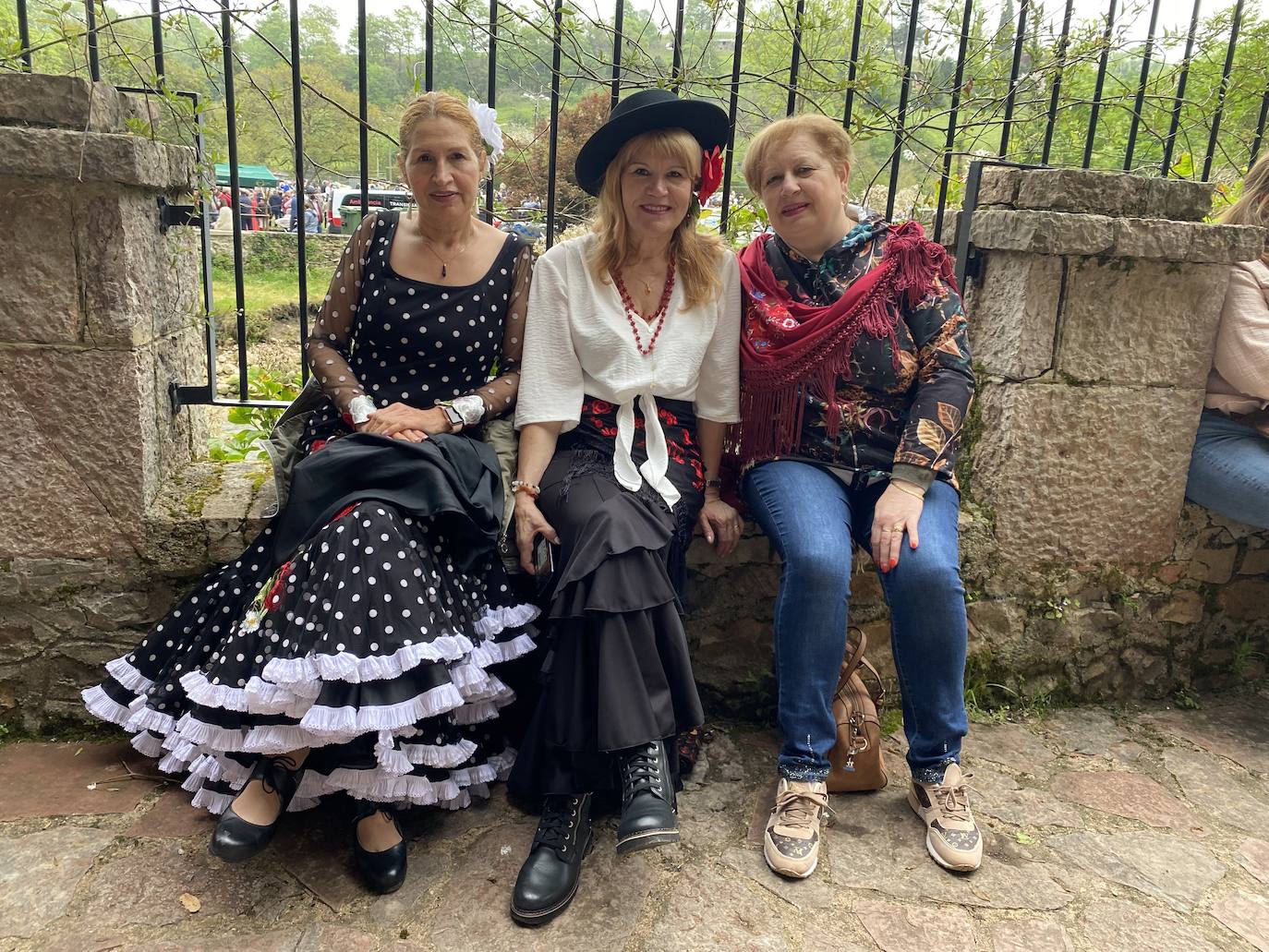 Cientos de jinetes y amazonas se desplazaron desde muy distintos puntos de la geografía regional hasta la Feria de Abril de Infiesto. La capital piloñesa celebró, tras dos de parón por la pandemia, la procesión hasta el Santuario de la Cueva, la misa rociera y la bendición de los animales. 