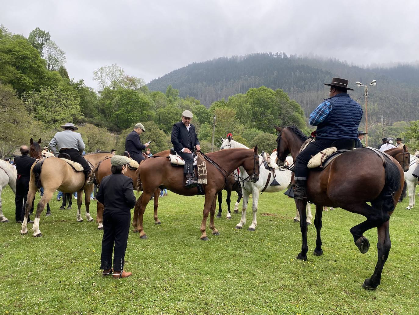 Cientos de jinetes y amazonas se desplazaron desde muy distintos puntos de la geografía regional hasta la Feria de Abril de Infiesto. La capital piloñesa celebró, tras dos de parón por la pandemia, la procesión hasta el Santuario de la Cueva, la misa rociera y la bendición de los animales. 