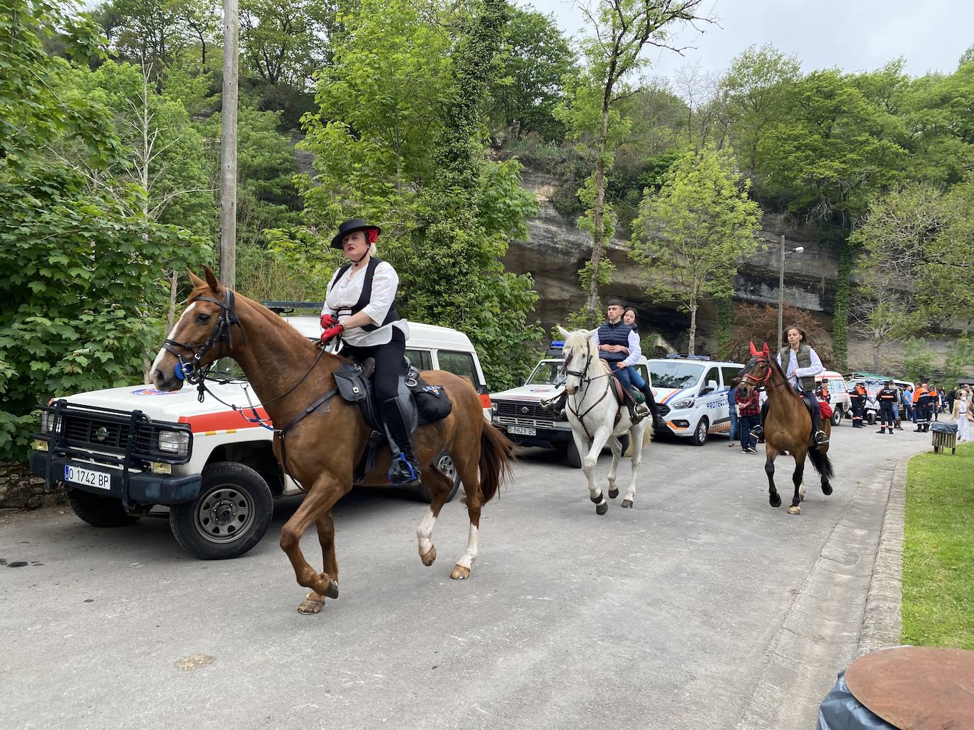 Cientos de jinetes y amazonas se desplazaron desde muy distintos puntos de la geografía regional hasta la Feria de Abril de Infiesto. La capital piloñesa celebró, tras dos de parón por la pandemia, la procesión hasta el Santuario de la Cueva, la misa rociera y la bendición de los animales. 