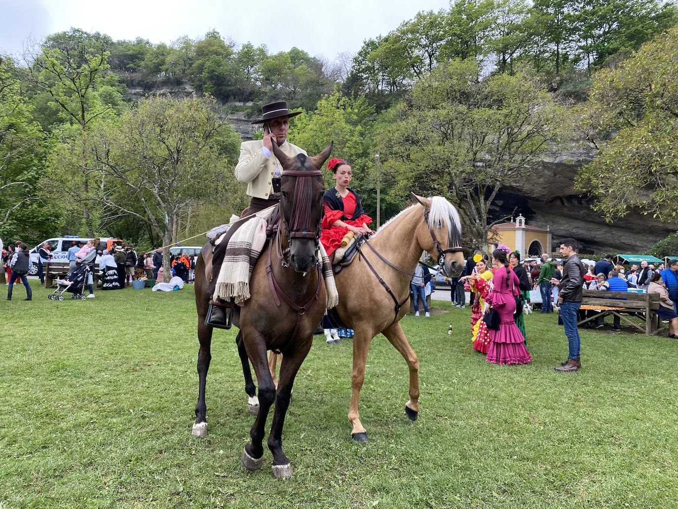 Cientos de jinetes y amazonas se desplazaron desde muy distintos puntos de la geografía regional hasta la Feria de Abril de Infiesto. La capital piloñesa celebró, tras dos de parón por la pandemia, la procesión hasta el Santuario de la Cueva, la misa rociera y la bendición de los animales. 
