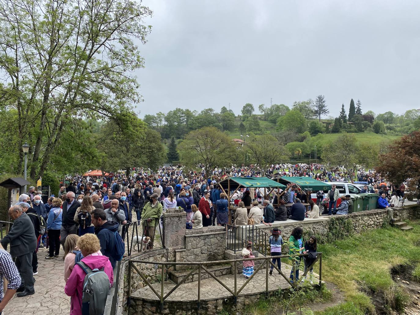 Cientos de jinetes y amazonas se desplazaron desde muy distintos puntos de la geografía regional hasta la Feria de Abril de Infiesto. La capital piloñesa celebró, tras dos de parón por la pandemia, la procesión hasta el Santuario de la Cueva, la misa rociera y la bendición de los animales. 