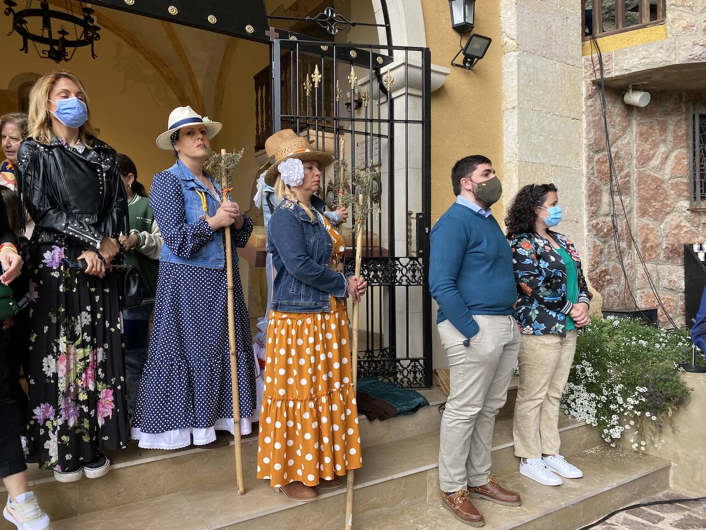 Cientos de jinetes y amazonas se desplazaron desde muy distintos puntos de la geografía regional hasta la Feria de Abril de Infiesto. La capital piloñesa celebró, tras dos de parón por la pandemia, la procesión hasta el Santuario de la Cueva, la misa rociera y la bendición de los animales. 