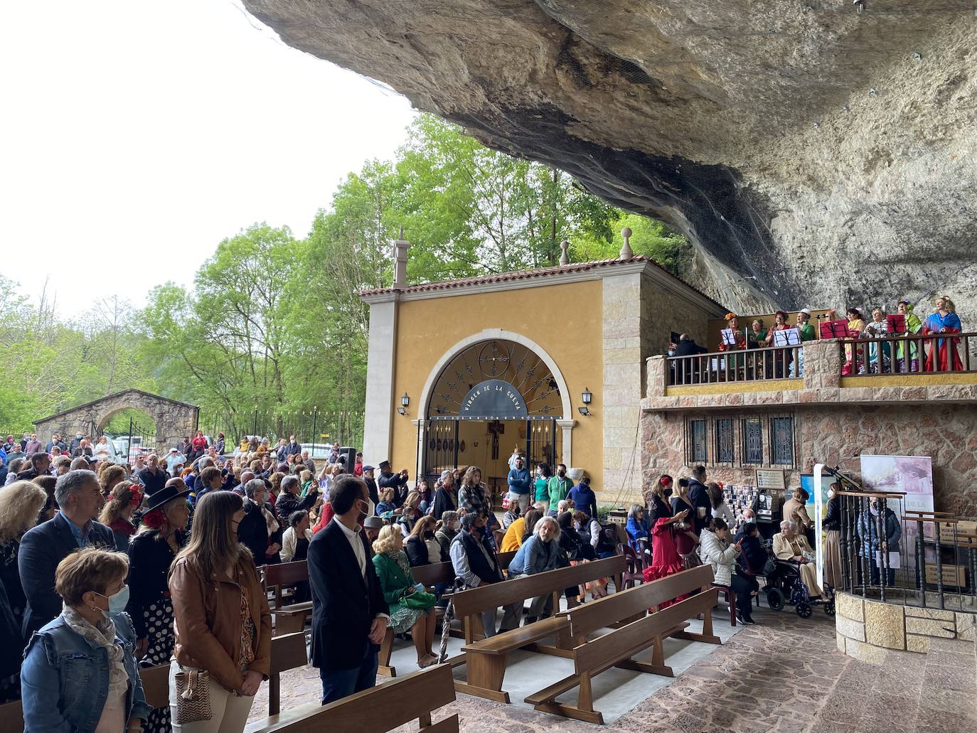 Cientos de jinetes y amazonas se desplazaron desde muy distintos puntos de la geografía regional hasta la Feria de Abril de Infiesto. La capital piloñesa celebró, tras dos de parón por la pandemia, la procesión hasta el Santuario de la Cueva, la misa rociera y la bendición de los animales. 