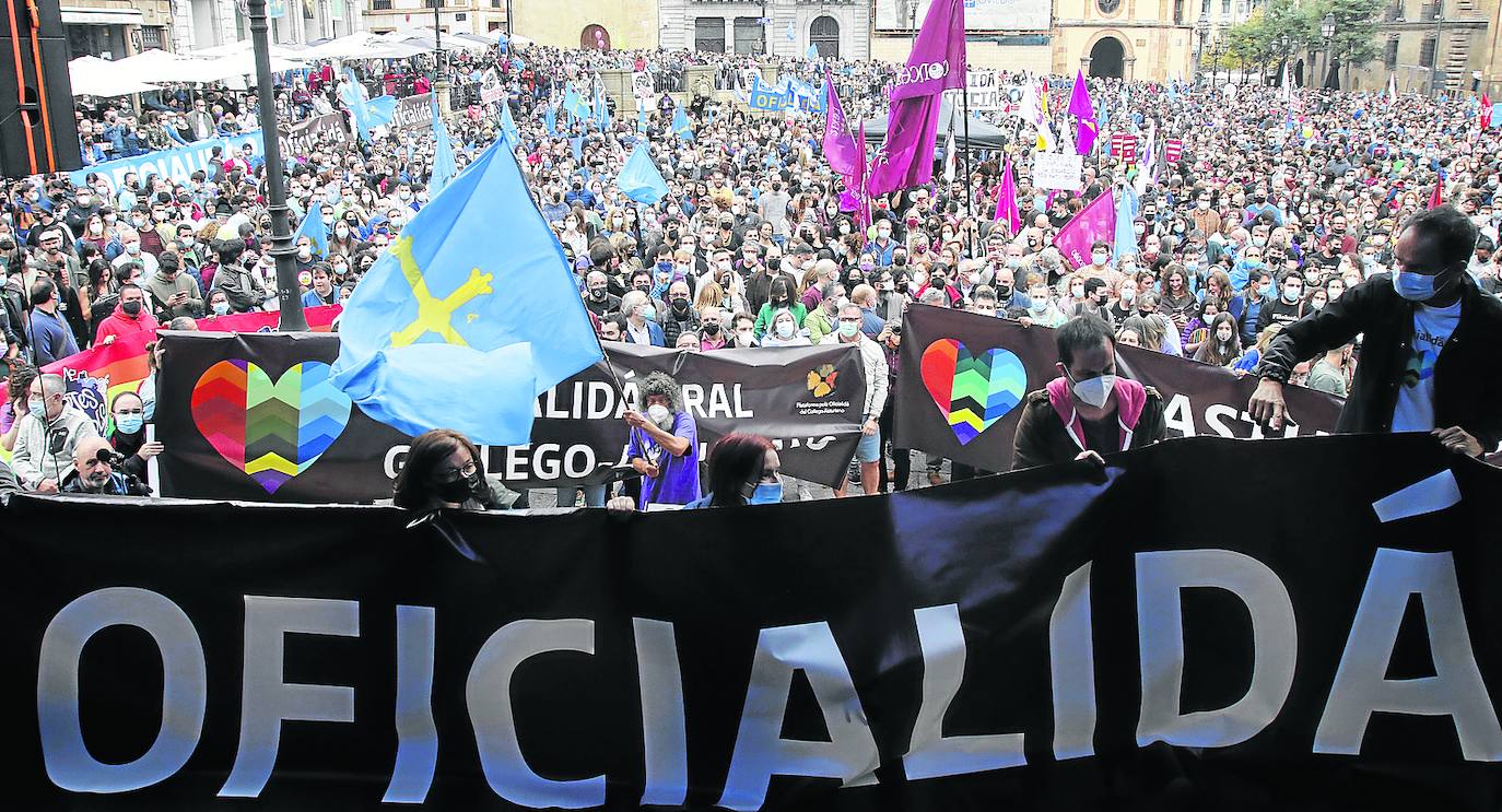 Multitudinaria manifestación a favor de la oficialidad del asturiano celebrada el pasado 16 de octubre en Oviedo. 