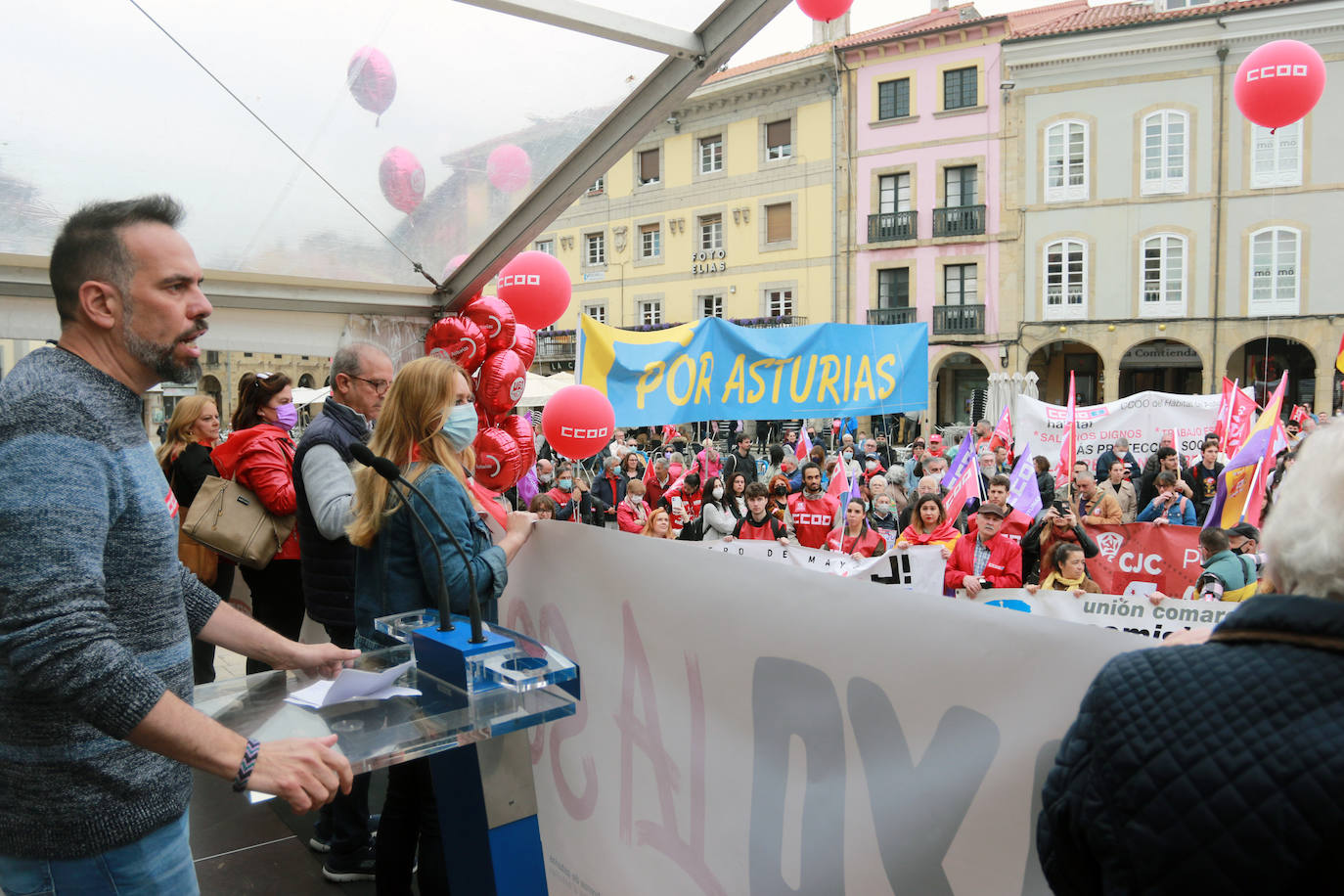 UGT y CC OO reclaman en Avilés una subida salarial para hacer frente a la crisis.