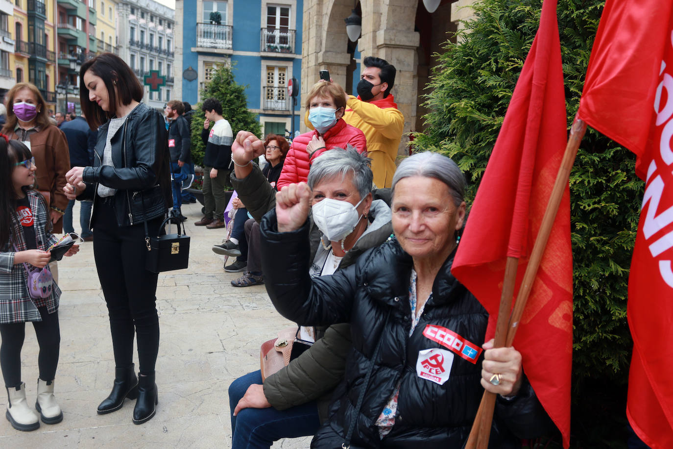 UGT y CC OO reclaman en Avilés una subida salarial para hacer frente a la crisis.